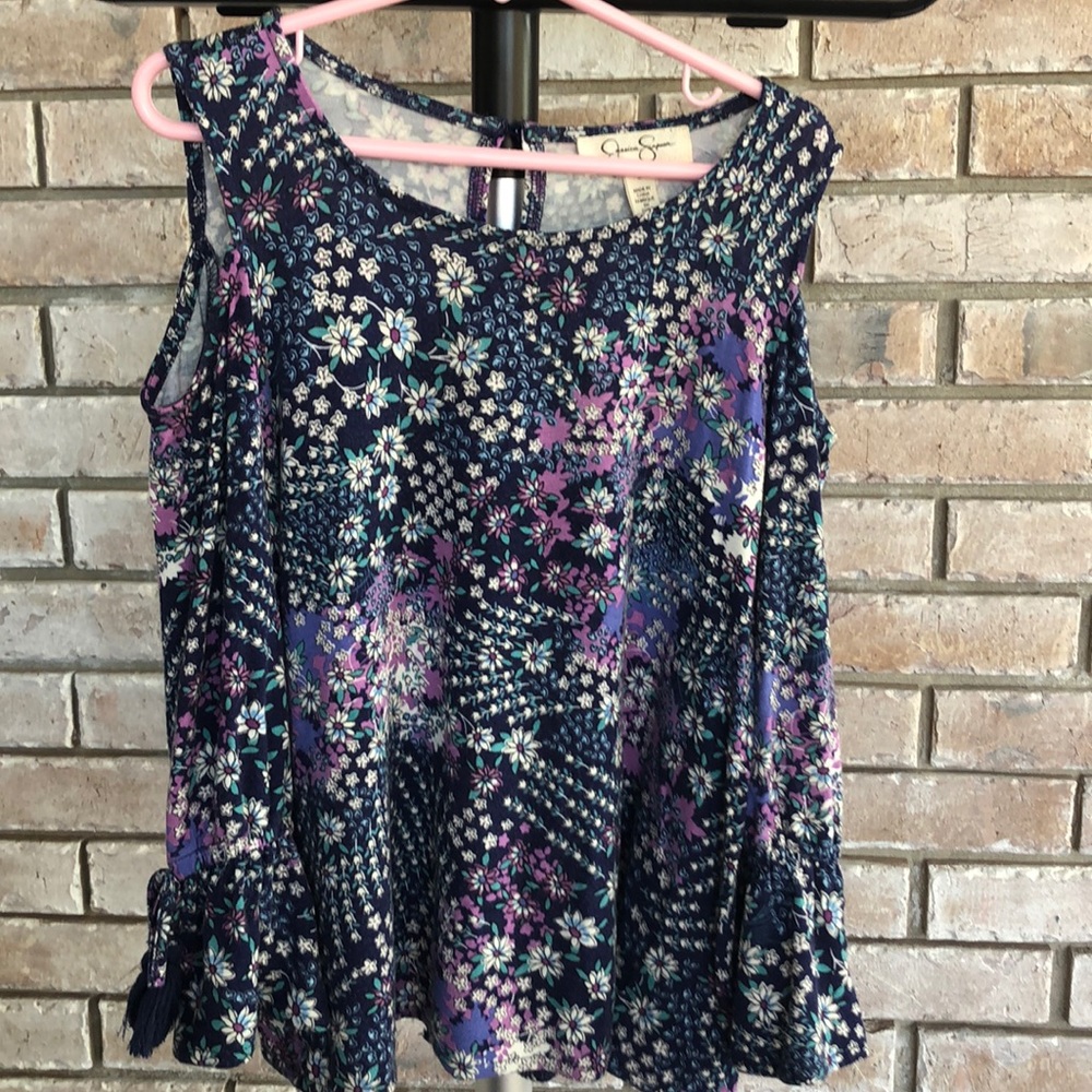 👧🏻 Jessica Simpson cold shoulder floral top Sm👚